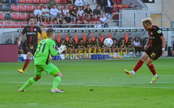 SV Wehen Wiesbaden - SpVgg Bayreuth, 3. Spieltag10.08.2022 Tor Benedict Hollerbach, Heber über Torwart Sebastian Kolbe