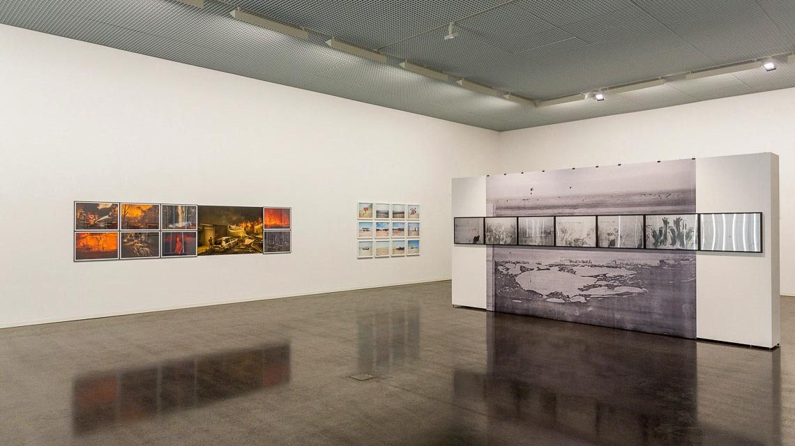 Wiesbadener Fototagen: Ausstellungsansicht Kunsthaus Wiesbaden