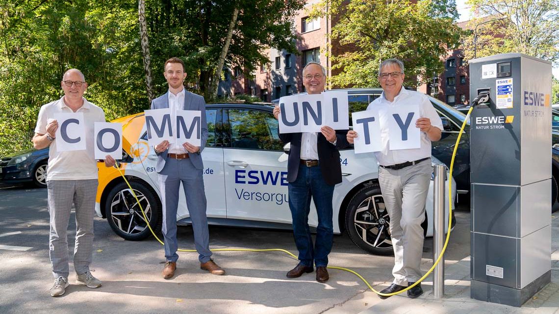 In der Gemeinschaft ist noch mehr möglich (v. l.): Anwohner Andreas Keller, Johannes Kraft (Leitung Elektromobilität und Energieeffizienz bei ESWE Versorgung), Ralf Schodlok (Vorstandsvorsitzender ESWE Versorgungs AG) und Wiesbadens Oberbürgermeister Gert-Uwe Mende. Fotos: Andrea Enderlein