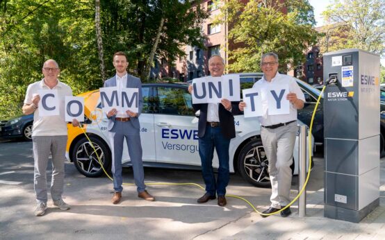 In der Gemeinschaft ist noch mehr möglich (v. l.): Anwohner Andreas Keller, Johannes Kraft (Leitung Elektromobilität und Energieeffizienz bei ESWE Versorgung), Ralf Schodlok (Vorstandsvorsitzender ESWE Versorgungs AG) und Wiesbadens Oberbürgermeister Gert-Uwe Mende. Fotos: Andrea Enderlein