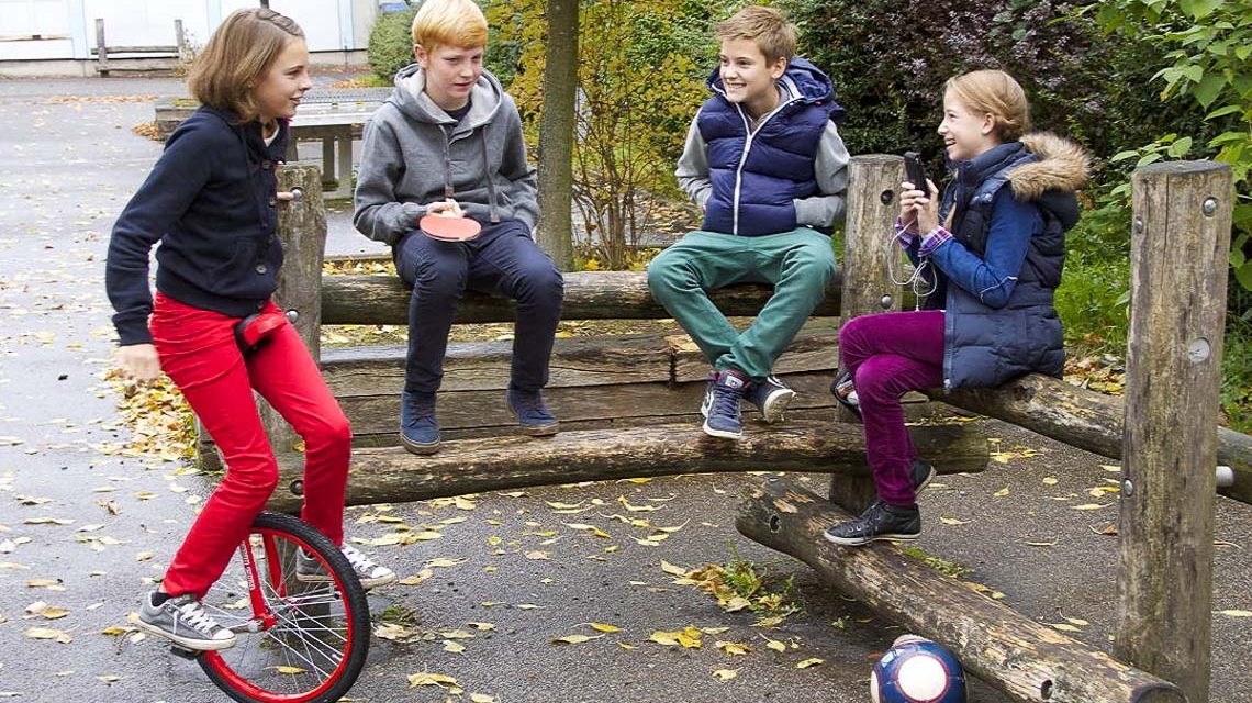 Freizeit in der Schule. Schüler auf dem Schulhof. Der Studienkreis – ein Unternehmen des Münchner AURELIUS Konzerns – gehört zu den führenden privaten Bildungsanbietern in Deutschland. Das Unternehmen bietet qualifizierte Nachhilfe und schulbegleitenden Förderunterricht für Schüler aller Klassen und Schularten in allen gängigen Fächern. Die individuelle Förderung folgt einem wissenschaftlich belegten Lernkonzept. Es stärkt das Verantwortungsbewusstsein der Schüler gegenüber ihren Lernerfolgen, verbessert das Vertrauen in ihre Fähigkeiten und hilft ihnen, ihr Potenzial zu entwickeln und zu entfalten. In seiner „Kinderlernwelt“ bietet der Studienkreis eine ganzheitliche Förderung für Grundschulkinder an. Mit seinen rund 1.000 Standorten gewährleistet der Studienkreis seinen Kunden ein Angebot in Wohnortnähe und bundesweit professionelle Online-Nachhilfe durch ausgebildete e-Tutoren. Um Eltern Orientierung auf dem Nachhilfemarkt zu geben, lässt der Studienkreis die Qualität seiner Leistungen vom TÜV Rheinland überprüfen. Weitere Informationen zur Arbeit und zum Konzept des Studienkreises gibt es unter www.studienkreis.de oder gebührenfrei unter der Rufnummer 0800/111 12 12. Über www.facebook.com/studienkreis können Interessierte direkt mit dem Studienkreis in Kontakt treten.