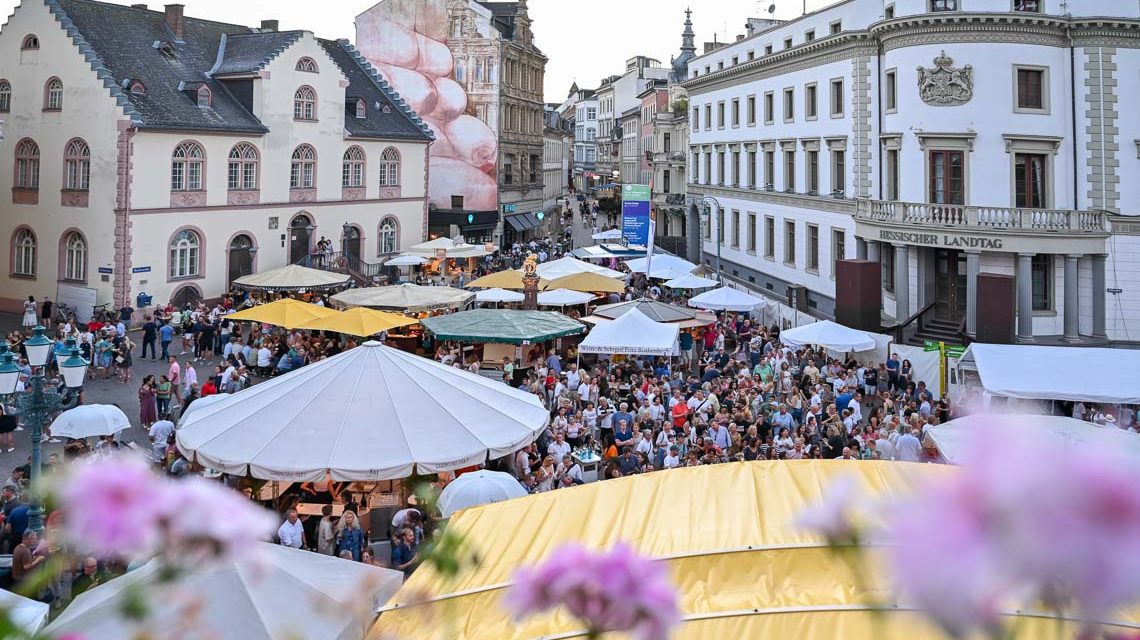 Auch wenn erst am letzten Tag abgerechnet wird.. Die Rheingauer Weinwoche zählt am zweiten Wochenende deutlich mehr Gäste als am ersten Wochenende.