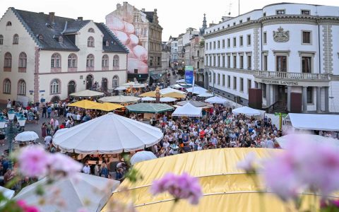 Auch wenn erst am letzten Tag abgerechnet wird.. Die Rheingauer Weinwoche zählt am zweiten Wochenende deutlich mehr Gäste als am ersten Wochenende.