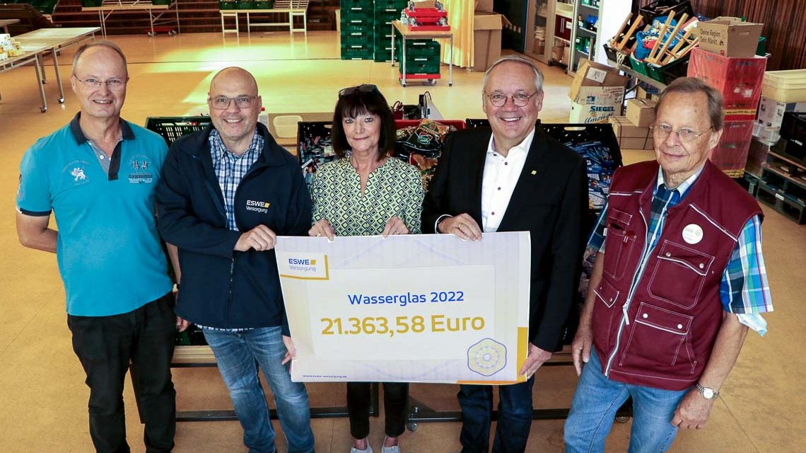 Scheckübergabe bei der Tafel in der Klarenthaler Straße (v. l.): Jürgen Schmidt (Schatzmeister Tafel Wiesbaden), Robert Hammann (Leiter ESWE-Wasserstand), Ruth Friedrich-Wurzel (Erste Vorsitzende Tafel Wiesbaden), Ralf Schodlok (Vorstandsvorsitzender ESWE Versorgungs AG) und Manfred Hoffmann (Tafel Wiesbaden).