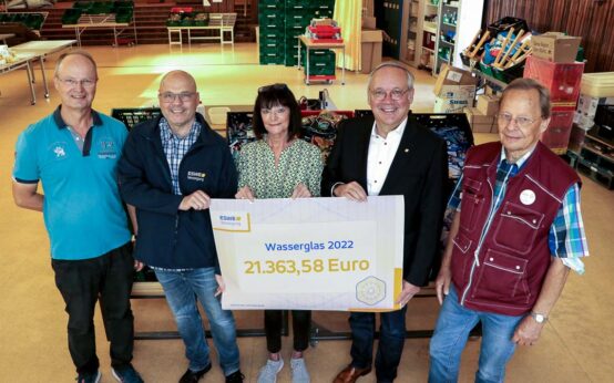 Scheckübergabe bei der Tafel in der Klarenthaler Straße (v. l.): Jürgen Schmidt (Schatzmeister Tafel Wiesbaden), Robert Hammann (Leiter ESWE-Wasserstand), Ruth Friedrich-Wurzel (Erste Vorsitzende Tafel Wiesbaden), Ralf Schodlok (Vorstandsvorsitzender ESWE Versorgungs AG) und Manfred Hoffmann (Tafel Wiesbaden).