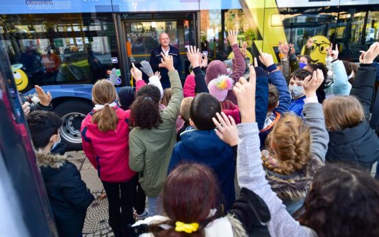 Busschule – Die Fünftklässler der Elly-Heuss-Schule trainieren Bus fahren.