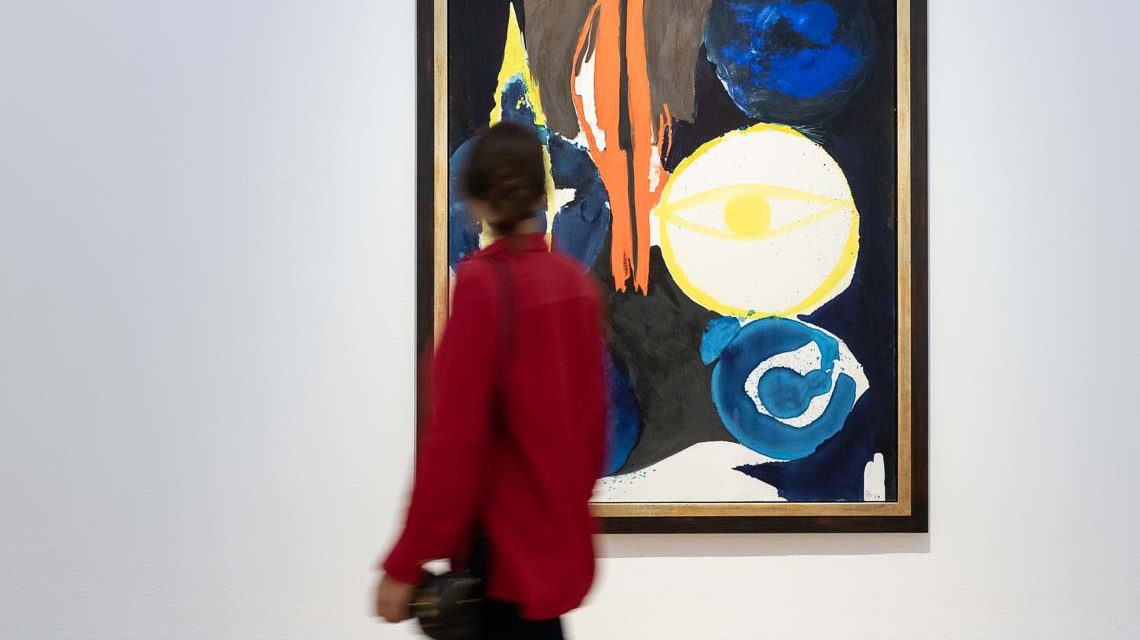 Besucherin in der Ausstellung. © Ernst Wilhelm Nay Stiftung, Köln ⁄ VG Bild-Kunst, Bonn 2022, Foto: Museum Wiesbaden / Bernd Fickert