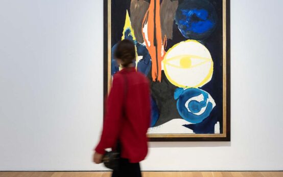 Besucherin in der Ausstellung. © Ernst Wilhelm Nay Stiftung, Köln ⁄ VG Bild-Kunst, Bonn 2022, Foto: Museum Wiesbaden / Bernd Fickert