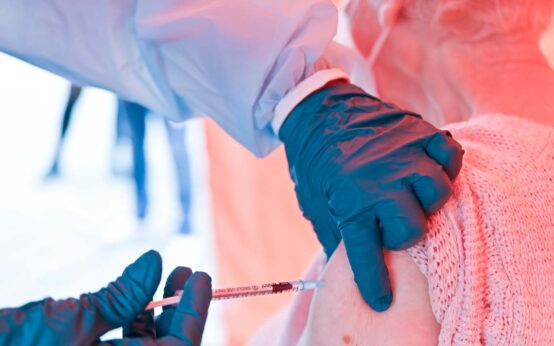 Impfstart mit an Omikron-Variante angepassten Corona-Impfstoffen