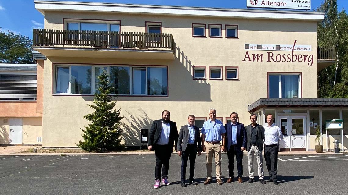 Martin Brack (Geschäftsführer Julius Berger International), Felix Kamprath (Projektleiter Julius Berger International), Dr. Peer Lubasch (Vorsitzender der Geschäftsführung Julius Berger International), Dominik Gieler (Bürgermeister der Verbandsgemeinde Altenahr), Olaf Heimermann (Hauptverantwortlicher Projektleiter Julius Berger International),