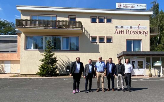 Martin Brack (Geschäftsführer Julius Berger International), Felix Kamprath (Projektleiter Julius Berger International), Dr. Peer Lubasch (Vorsitzender der Geschäftsführung Julius Berger International), Dominik Gieler (Bürgermeister der Verbandsgemeinde Altenahr), Olaf Heimermann (Hauptverantwortlicher Projektleiter Julius Berger International),