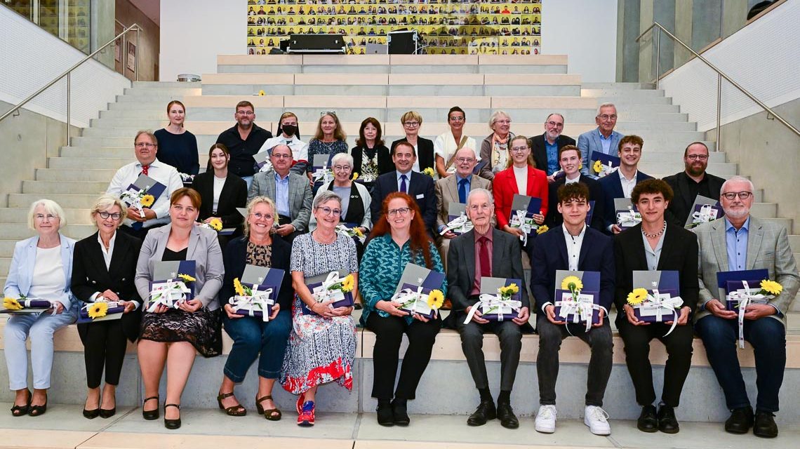 Kultusminister Alexander Lorz im Kreis von ehrenamtlichen Helfern. Sie zeigen Engagement.