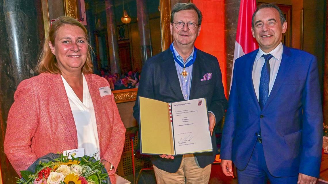 Kultusminister Lorz überreicht Hessischen Verdienstorden an Wiesbadener Unternehmer Gerald Kink