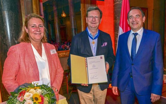 Kultusminister Lorz überreicht Hessischen Verdienstorden an Wiesbadener Unternehmer Gerald Kink