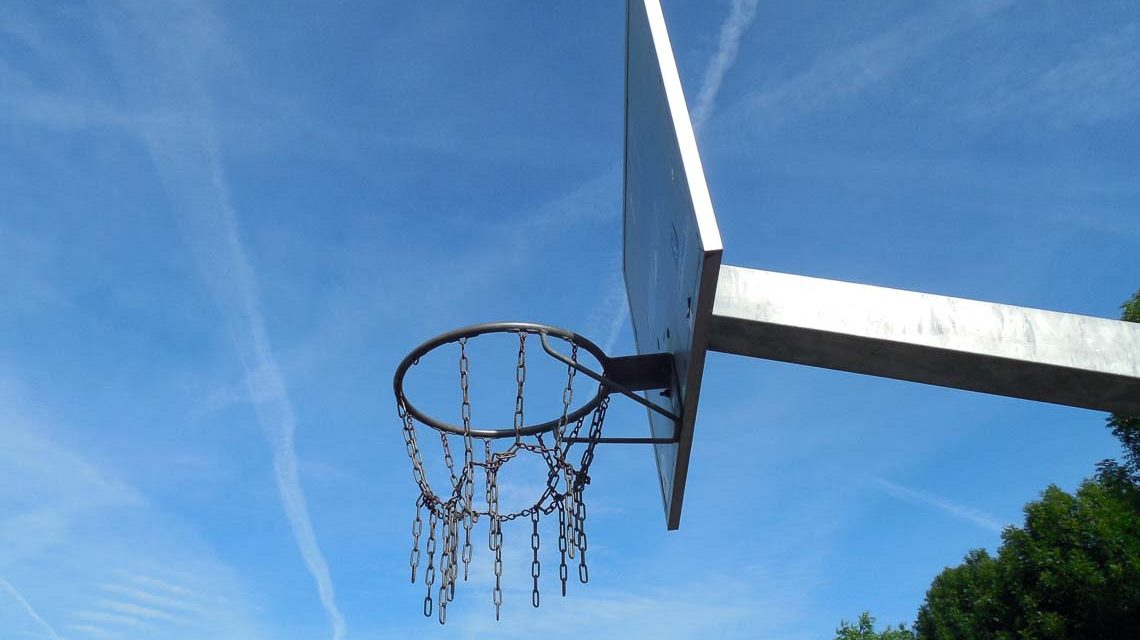 Street-Basketball-Feld und die Boulespielfläche