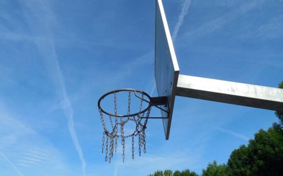 Street-Basketball-Feld und die Boulespielfläche