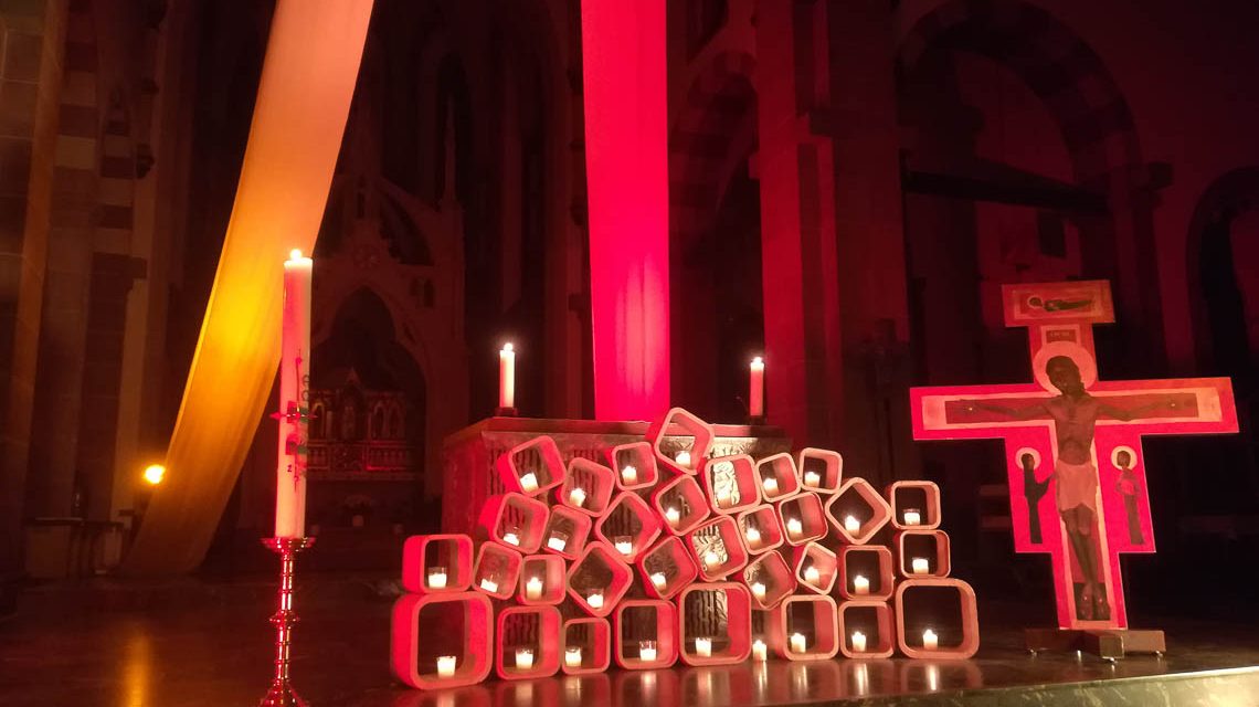 Teelichter in der Kirche ©2022 Stajupfa