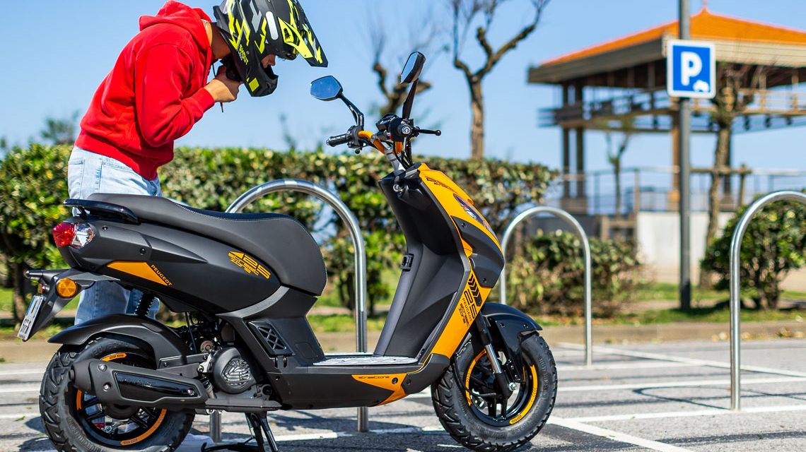 Wenn ein Roller nicht anspringt, können einige Handgriffe als Starthilfe selbst vorgenommen werden. Quelle: Peugeot Motocycles