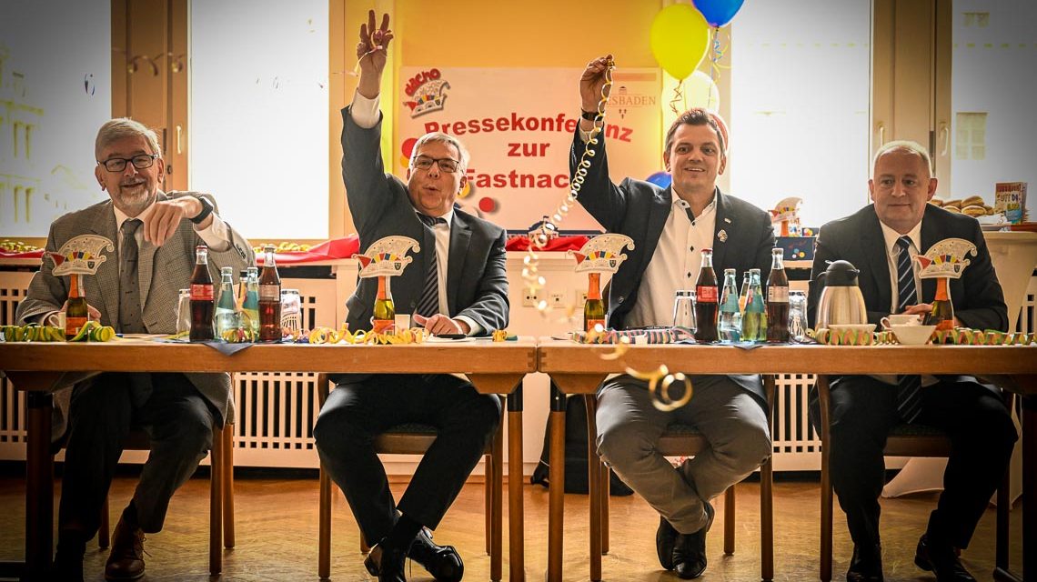 11:11 und 11 Sekunden. Zugmarschall Harald Müller, OB Gert-Uwe Mende, Dacho-Vorsitzender Simon Rottloff und Andreas Taschler informieren über die Kampagne 2022.2023