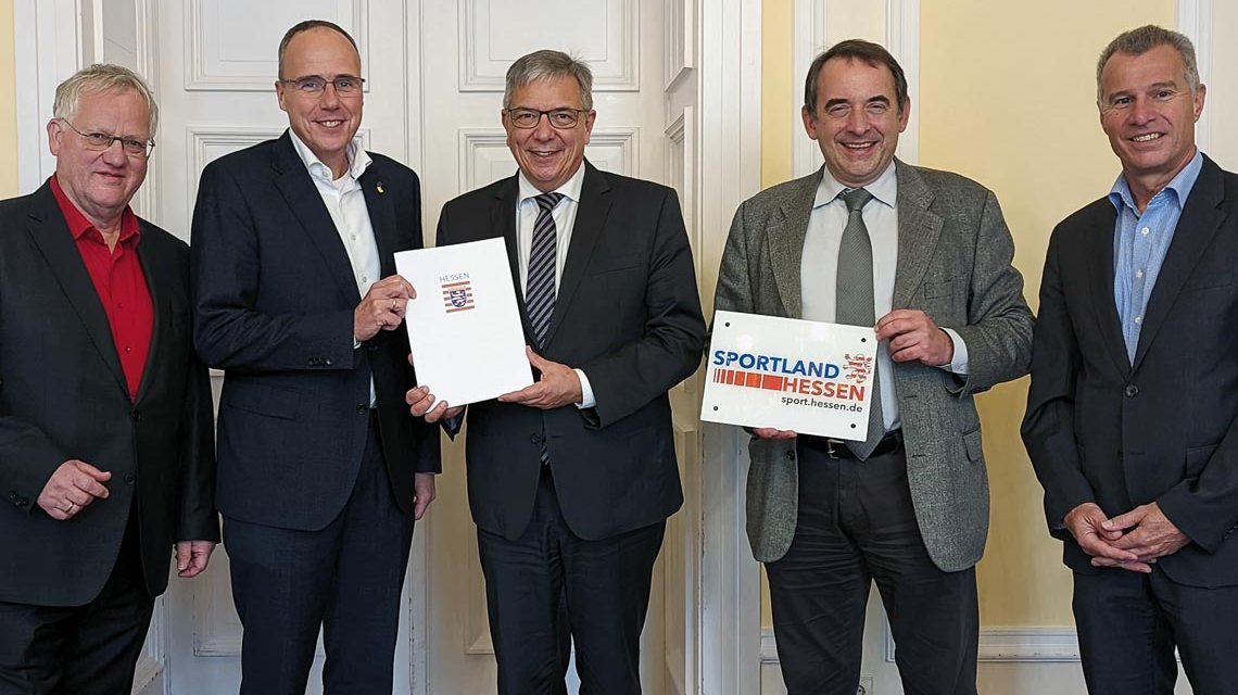 Förderbescheid für Dreifeldsporthalle: Auf dem Bild von links nach rechts: Andreas Guntrum (Geschäftsführer SEG), Peter Beuth (Innenminister Hessen), Gert-Uwe Mende (Oberbürgermeister Wiesbaden), Prof. Dr. Alexander Lorz (Landtagsabgeordneter), Karsten Schütze (Sportsamtleiter Wiesbaden)