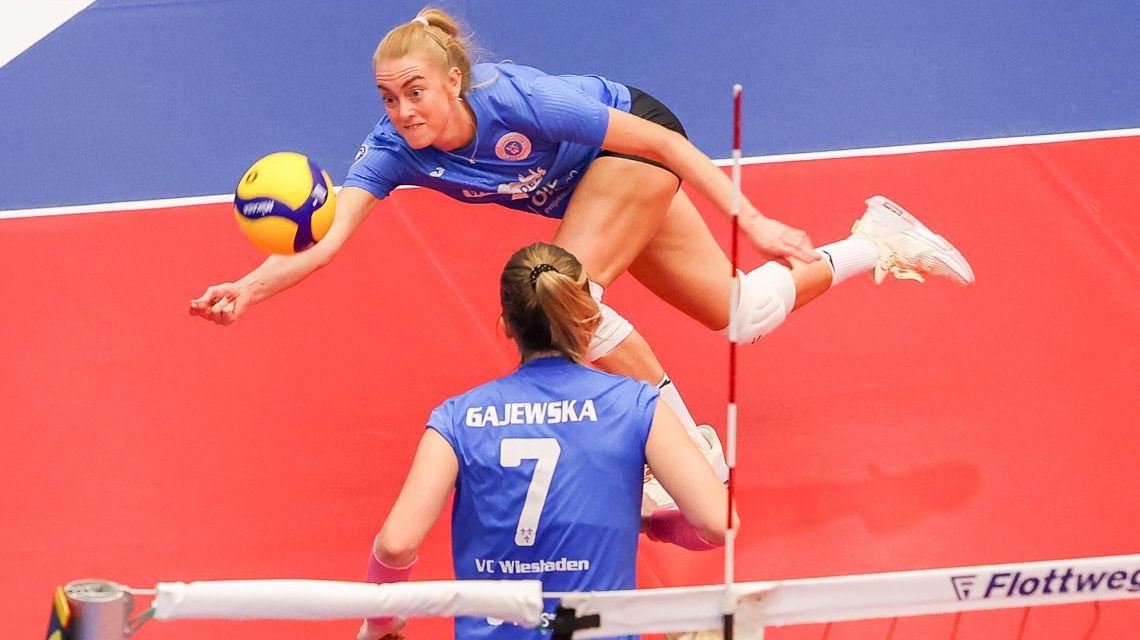 Tanja Großer wehr einen Ball im Spie gegen Vilsbiburg ab.