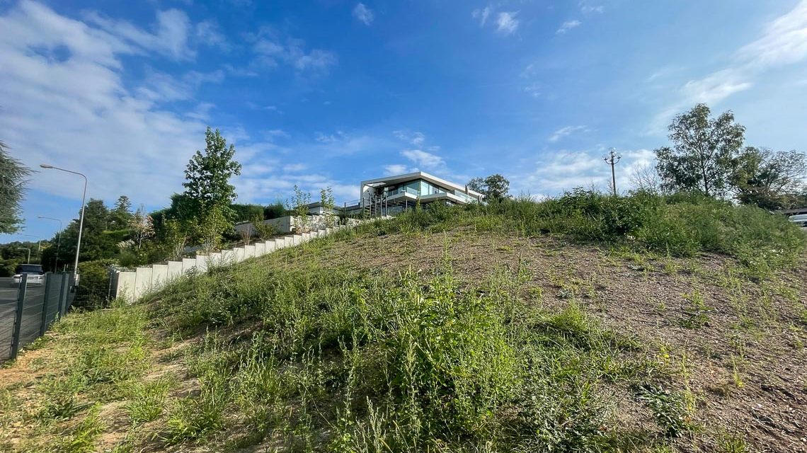 Irgendwo in Sonnenberg, ein brach liegendes Grundstück.