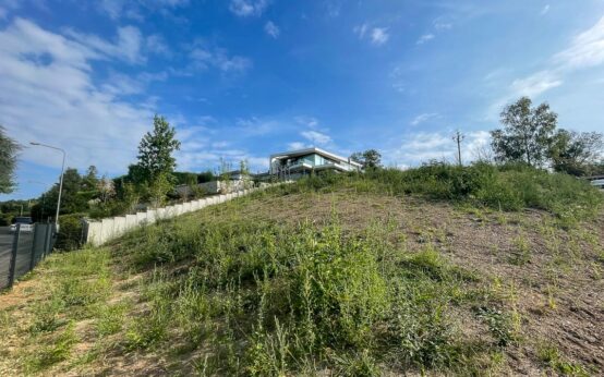 Irgendwo in Sonnenberg, ein brach liegendes Grundstück.