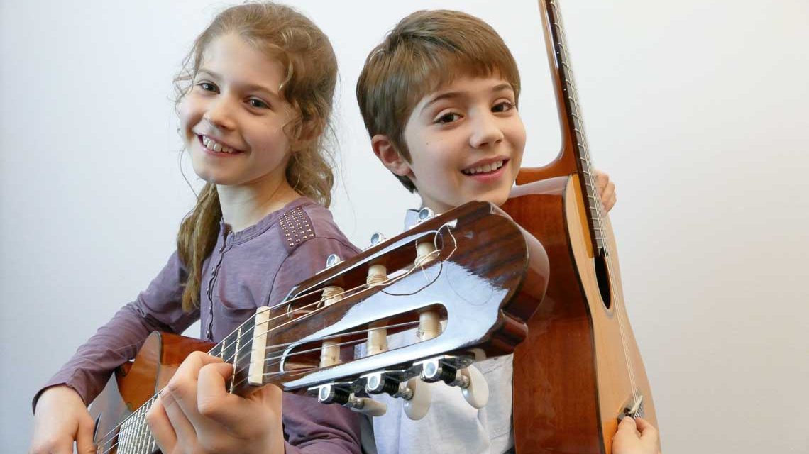 Jugend musiziert. Zwei Kinder lernen ein Instrument ©2022 Wiesbadener Musik- & Kunstschule