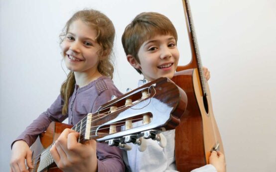 Jugend musiziert. Zwei Kinder lernen ein Instrument ©2022 Wiesbadener Musik- & Kunstschule