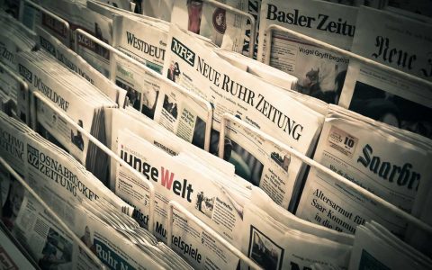 Zeitungsständer mit ganz vielen Zeitungen.