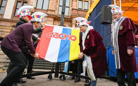 Dacho Vorsitzender Simon Rottloff, Bürgermeister Dr. Oliver Franz, OB Gert-Uwe Mende, Stadtverornetenvorsteher Dr. Gerhard Obermayr hissen die Fahne der Dacho.