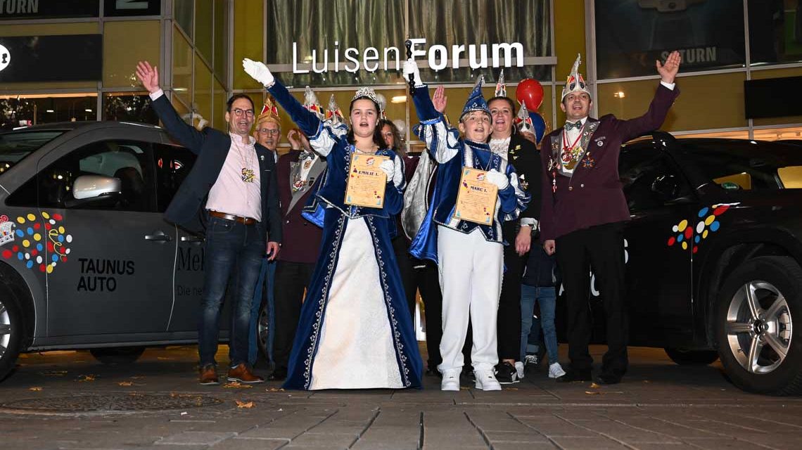 Wiesbadens Kinderprinzenpaar Emilie I. und Marc I. stehen vor dem Luisenforum und rufen Helau.
