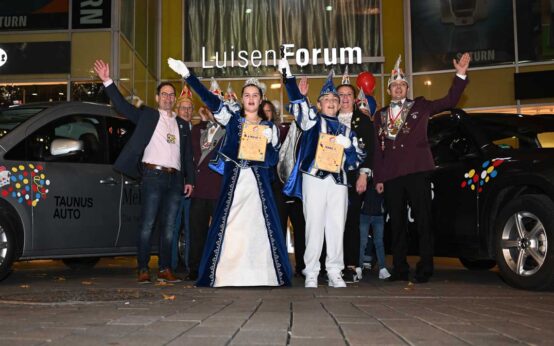 Wiesbadens Kinderprinzenpaar Emilie I. und Marc I. stehen vor dem Luisenforum und rufen Helau.