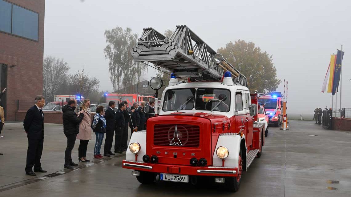 Oldtimer Emma fährt auf den Diensthof der neuen Feuerwache III