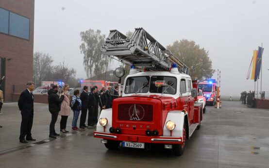 Oldtimer Emma fährt auf den Diensthof der neuen Feuerwache III