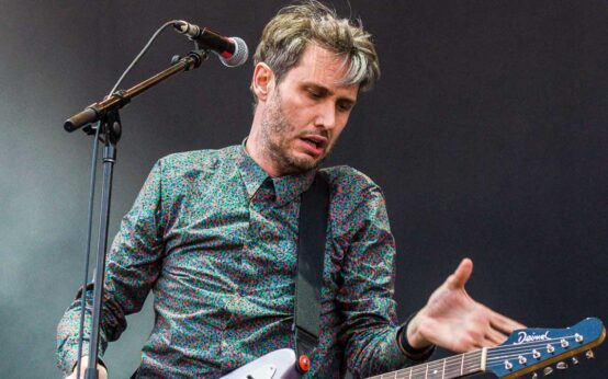 Dirk von Lowtzow auf der Bühne bei Rock am Ring, 2013