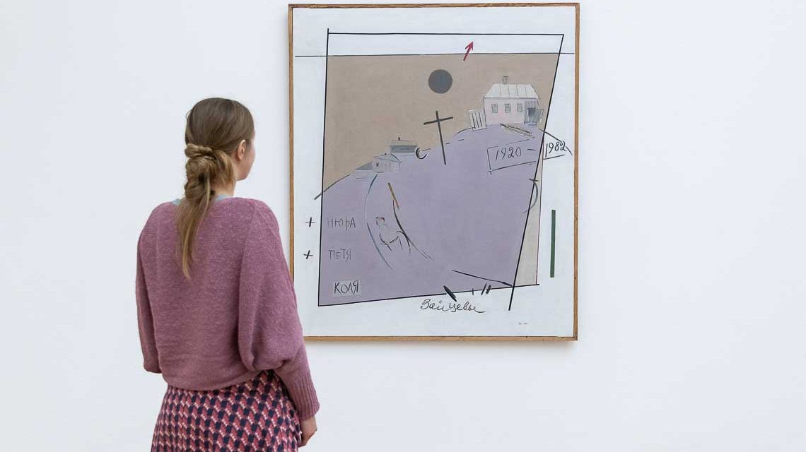 Museumsbesuch: Besucherin vor Gemälde aus Steinbergs Dorf-Zyklus.