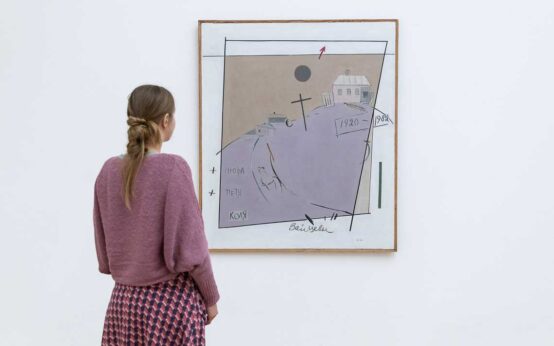 Museumsbesuch: Besucherin vor Gemälde aus Steinbergs Dorf-Zyklus.