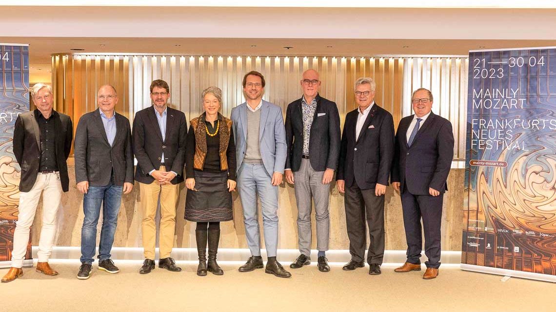 Pressekonferenz zu „ Mainly Mozart - Ein neues Festival für Frankfurt und die Region“ im Clara Schumann Foyer der Alten Oper Frankfurt mit v.l.: Olaf Stötzler/ Orchestermanager der hr Bigband, Michael Traub/ hr-Musikchef und Orchestermanager des hr-Sinfonieorchesters, Dr. Achim Sieben/ persönlicher Referent des Intendanten der Oper Frankfurt, Dr. Ina Hartwig/ Dezernentin für Kultur und Wissenschaft der Stadt Frankfurt am Main, Dr. Markus Fein/ Intendant und Geschäftsführer der Alten Oper Frankfurt, Prof. Elmar Fulda/ Präsident der Hochschule für Musik und Darstellende Kunst Frankfurt, Dr. Burkhard Bastuck/ Vorstandsvorsitzender der Frankfurter Museums-Gesellschaft e.V. und Karl-Werner Jörg/ künstlerischer Leiter der Bad Homburger Schlosskonzerte und Vorstandsvorsitzender der Mozart-Gesellschaft Wiesbaden e.V. am Donnerstag, 17.11.2022 in der Alten Oper in Frankfurt am Main