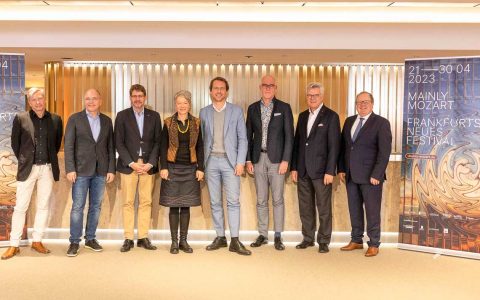 Pressekonferenz zu „ Mainly Mozart - Ein neues Festival für Frankfurt und die Region“ im Clara Schumann Foyer der Alten Oper Frankfurt mit v.l.: Olaf Stötzler/ Orchestermanager der hr Bigband, Michael Traub/ hr-Musikchef und Orchestermanager des hr-Sinfonieorchesters, Dr. Achim Sieben/ persönlicher Referent des Intendanten der Oper Frankfurt, Dr. Ina Hartwig/ Dezernentin für Kultur und Wissenschaft der Stadt Frankfurt am Main, Dr. Markus Fein/ Intendant und Geschäftsführer der Alten Oper Frankfurt, Prof. Elmar Fulda/ Präsident der Hochschule für Musik und Darstellende Kunst Frankfurt, Dr. Burkhard Bastuck/ Vorstandsvorsitzender der Frankfurter Museums-Gesellschaft e.V. und Karl-Werner Jörg/ künstlerischer Leiter der Bad Homburger Schlosskonzerte und Vorstandsvorsitzender der Mozart-Gesellschaft Wiesbaden e.V. am Donnerstag, 17.11.2022 in der Alten Oper in Frankfurt am Main