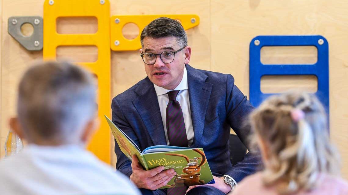 Ministerpräsident Rhein liest am 19. „Bundesweiten Vorlesetag“ in der Kita Wichtelburg in Wöllstadt vor