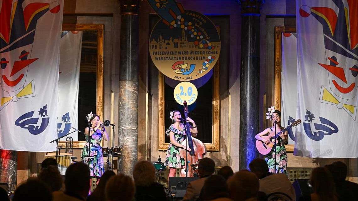Drei Frauen auf der Bühne im Kurhaus, eine mit Trompete, die andere mit Kontrabass und eine mit Gitarre: Das Trio Zucchini Sistaz eröffnet die Kampagne des CCW.