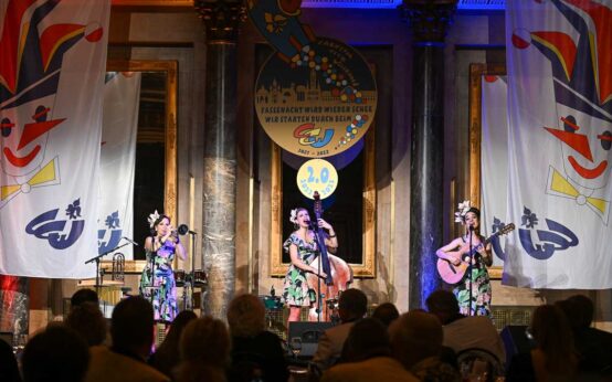 Drei Frauen auf der Bühne im Kurhaus, eine mit Trompete, die andere mit Kontrabass und eine mit Gitarre: Das Trio Zucchini Sistaz eröffnet die Kampagne des CCW.