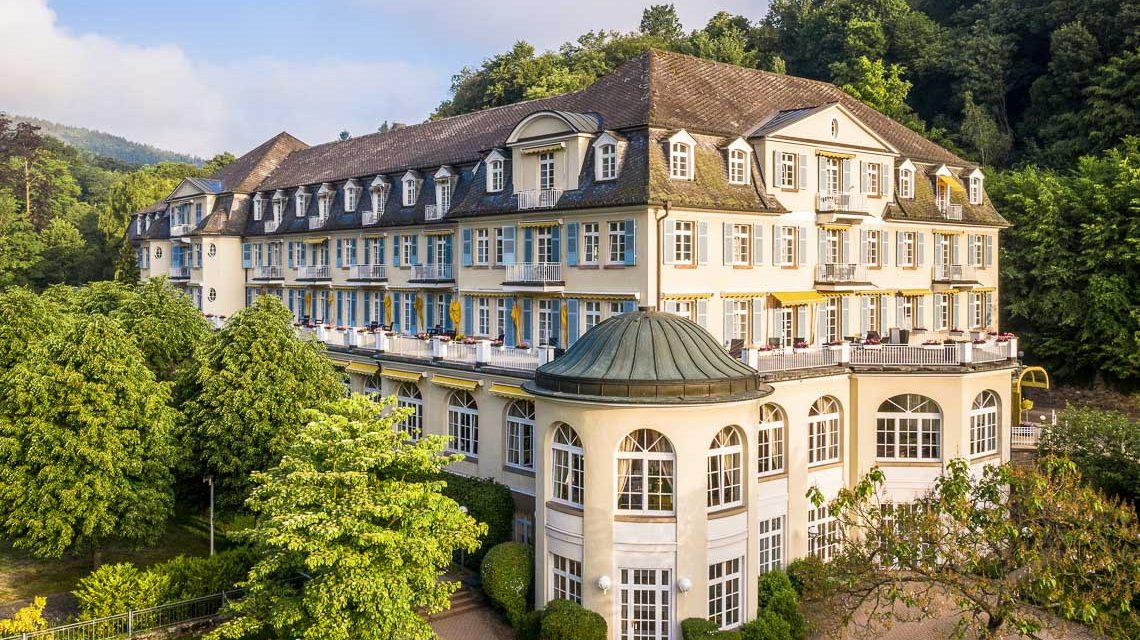 Oberberg Parkklinik am inmitten von Grün.