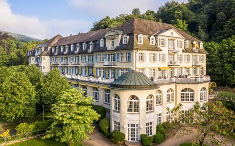 Oberberg Parkklinik am inmitten von Grün.