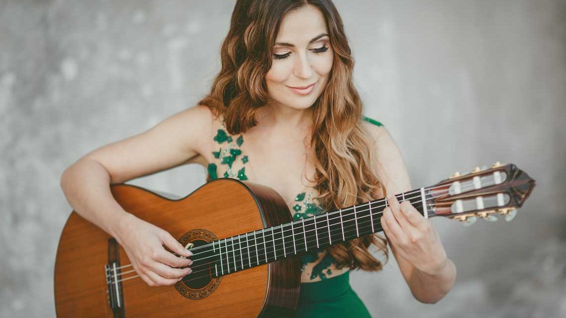 Yuliya Lonskaya, Frau mit Gitarre