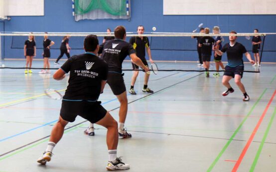 Badminton Herren Doppel in der Halle.