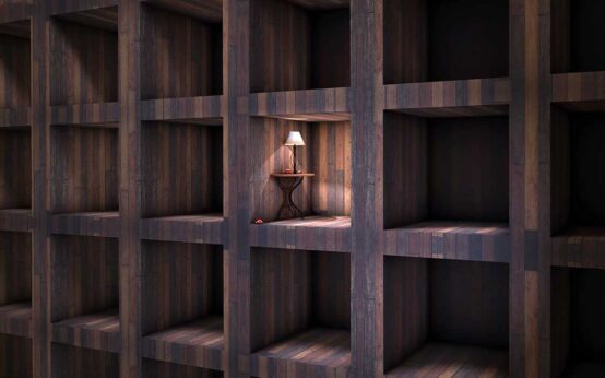 Isolationspflicht wird aufgehoben, Symbolik zeigt Regalwand mit einem beleuchtetem Fach.