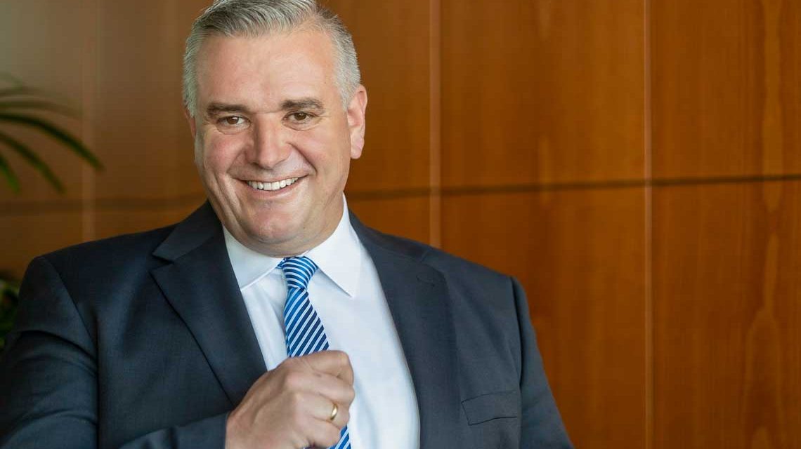 Joerg Höhler, Vorstand ESWE Versorgung, kraftvoll, ballt die Faust und blickt positiv in die Zukunft.