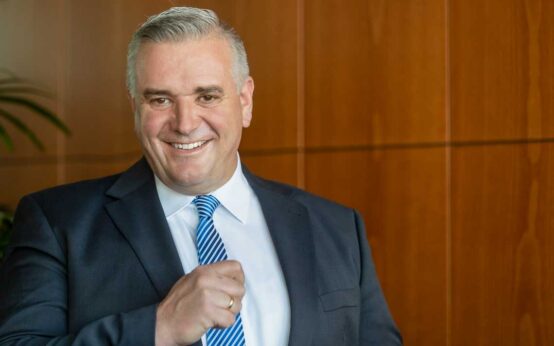 Joerg Höhler, Vorstand ESWE Versorgung, kraftvoll, ballt die Faust und blickt positiv in die Zukunft.